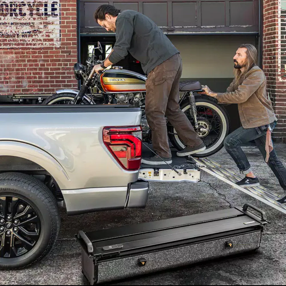 RetraxPro FRC-4000 EZ-OFF Manual Retractable Tonneau Cover w/ T-Slot Rails Tacoma (2024+) - Image 11
